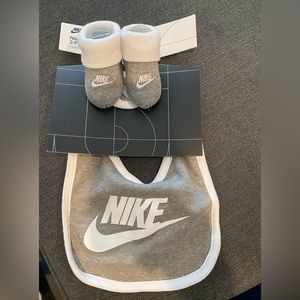 Nike Baby Bib & Booties Set 0-3 Months